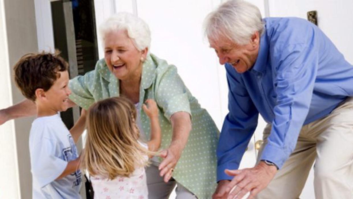 Навестите дедушку. Навещать бабушку. Навещать бабушку и дедушку. Навестить родителей. Посещение бабушек и дедушек.